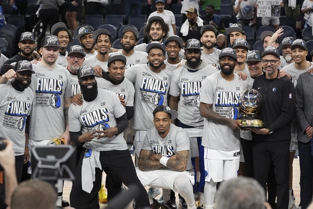 Jugadores de los Dallas Mavericks festejan el campeonato de la Conferencia Oeste de NBA. Foto Ap