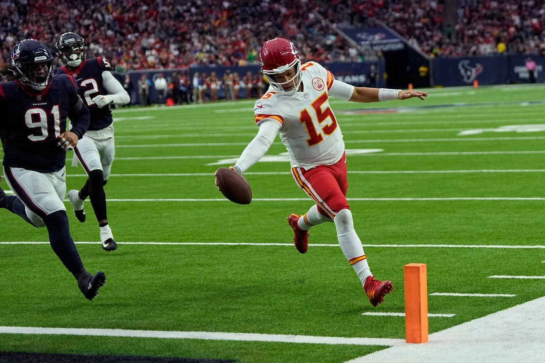 Patrick Mahomes marcando un touchdown para los Jefes de Kansas City. Foto Ap