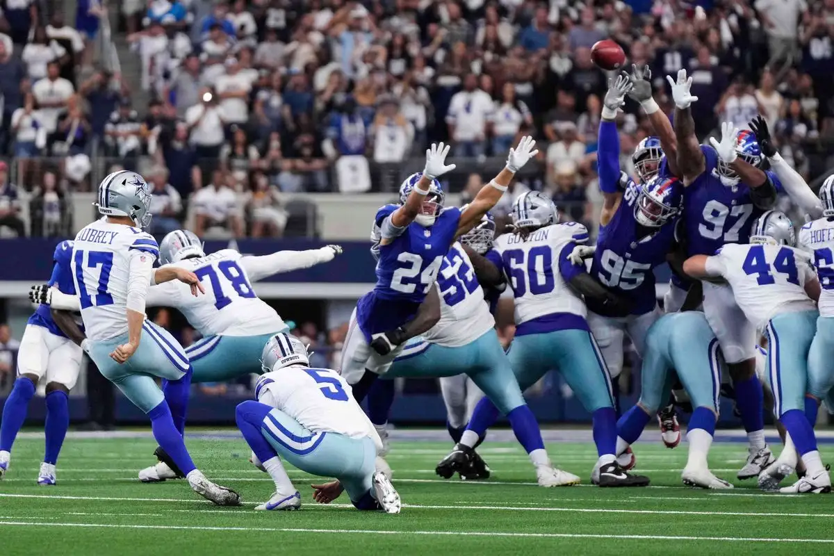 El pateador de los Dallas Cowboys, Brandon Aubrey (17), patea un gol de campo ganador en el tiempo extra de un partido de fútbol americano de la NFL contra los New York Giants, en Arlington, Texas, el 14 de septiembre de 2025.