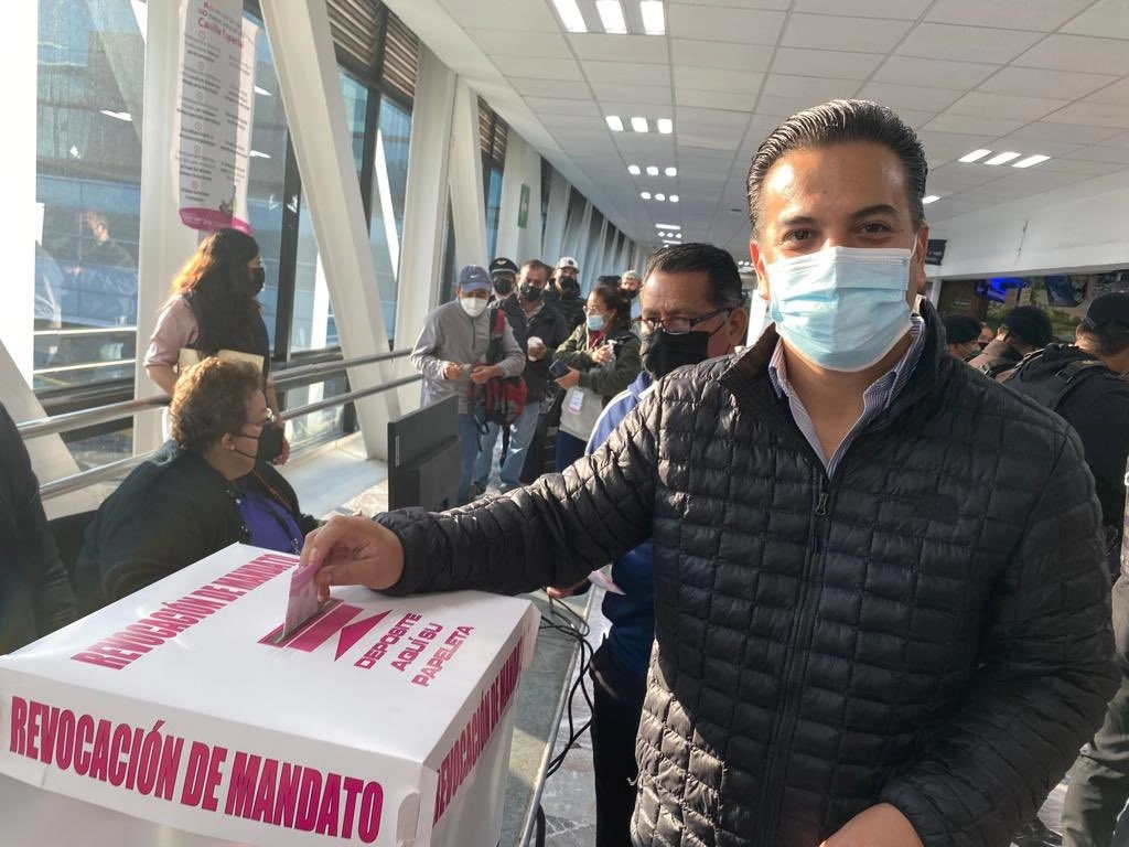 El senador del PAN, Damián Zepeda, emite su voto en la consulta de revocación de mandato. Foto Tomada del Twitter @damianzepeda