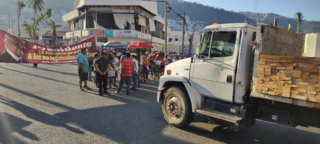 Damnificados por el huracán ‘Otis’ bloquearon el paso al exterior de la Base Naval de Icacos, en la avenida Costera Miguel Alemán de Acapulco, Guerrero, el 20 de diciembre de 2023. Foto Héctor Briseño