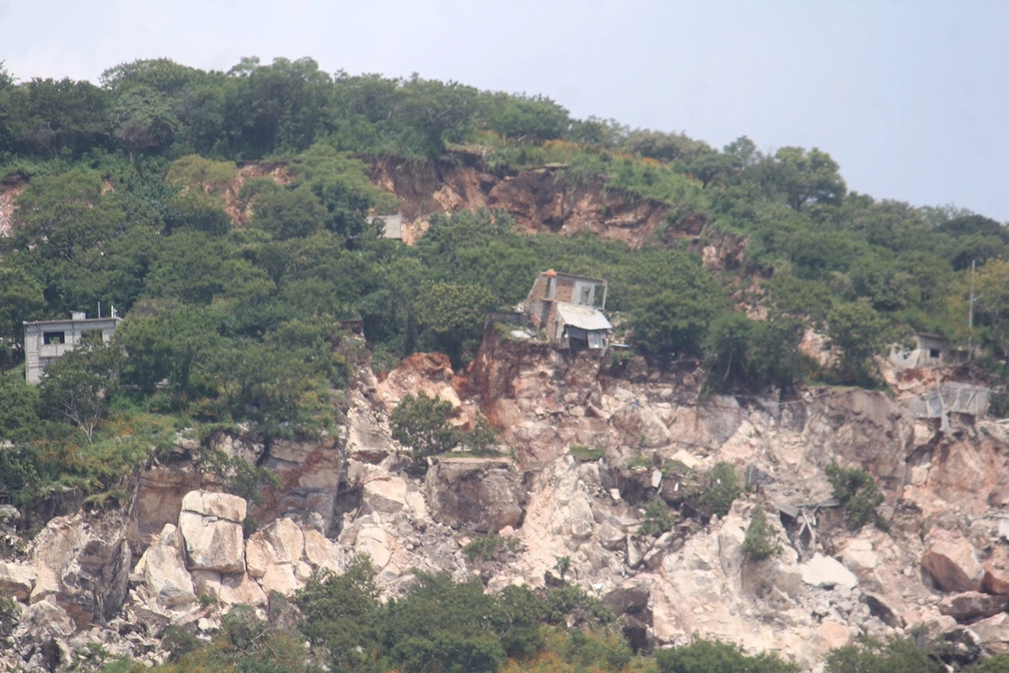 El cerro de las Piedras Preciosas de Jiutepec, Morelos, se desgajó y destruyó 20 viviendas y lotes, y obligó a desalojar el área a otras 20 familias, cuyas viviendas están cerca de la grietas, ocasionadas por las explosiones con dinamita que emplea la mina de cal y arena aledaña a la zona. Foto Rubicela Morelos