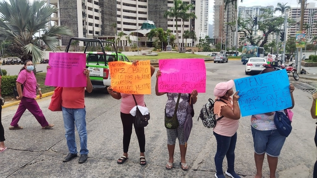 En Acapulco, Guerrero, damnificados del huracán 'Otis' exigen a la Secretaría del Bienestar la entrega de enseres domésticos y apoyos económicos prometidos por el gobierno federal. Foto Héctor Briseño 