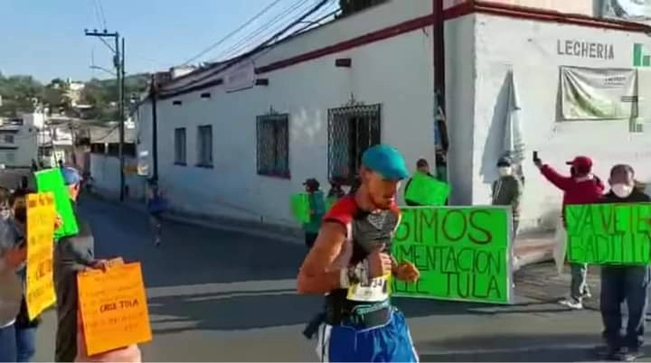 Los damnificados protestaron durante el primer Maratón Internacional de Tula, el 20 de marzo de 2022. Foto Manuel Hernández Badillo