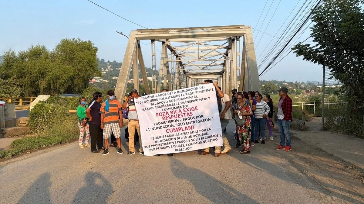 Con pancartas y lonas, los inconformes exigieron al gobierno estatal y federal se cumpla con las promesas que les hicieron al ser censados por los daños vividos en sus domicilios.