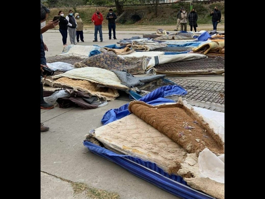 Así les fueron entregados los colchones a los damnificados, por el gobierno de Tula de Allende, el 9 de febrero de 2022. Foto Juan Ricardo Montoya