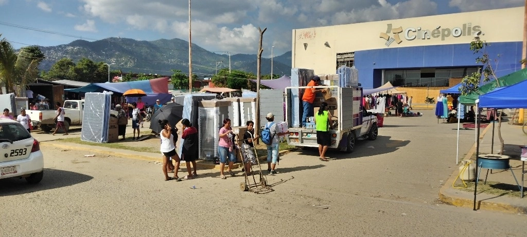 Fila de beneficiarios para recibir ayuda en Acapulco, tras el paso de Otis. Foto Héctor Briseño