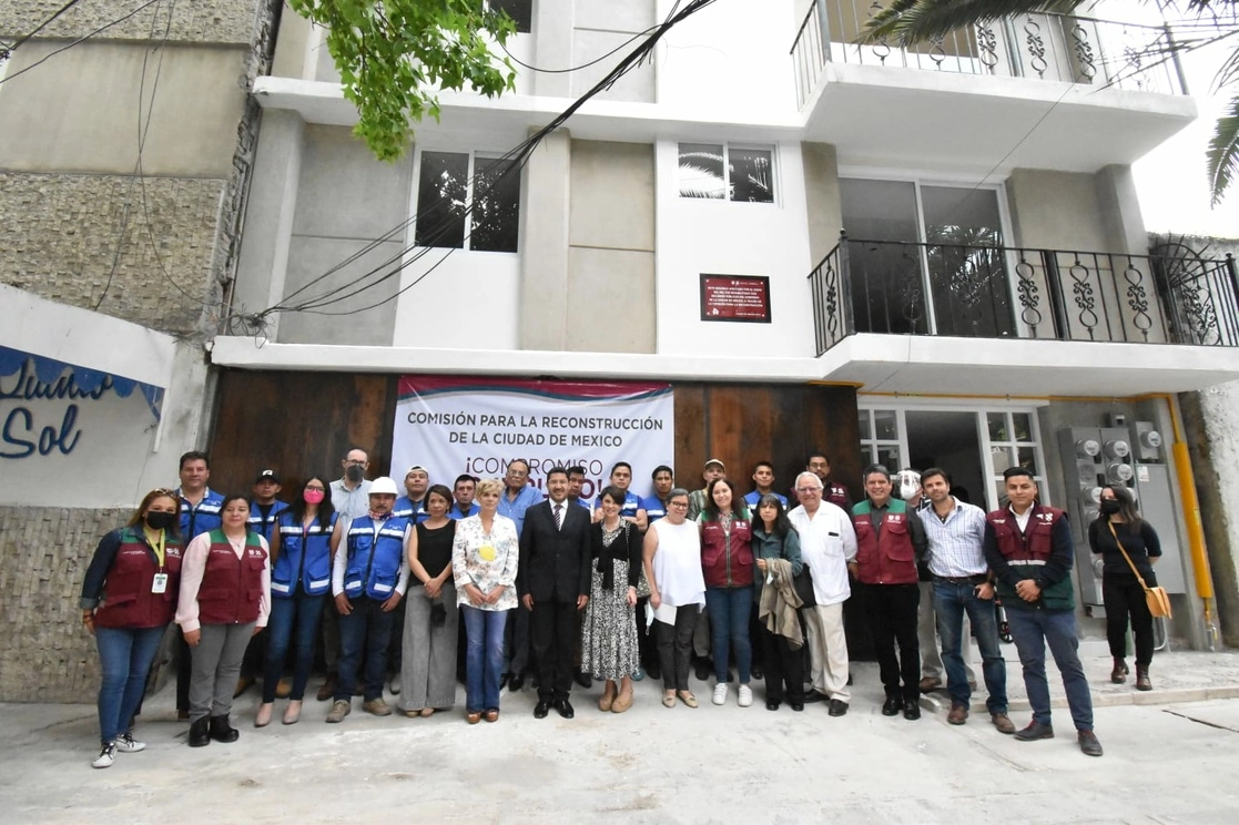 Autoridades capitalinas entregaron un edificio rehabilitado para afectados por el sismos de 2017. Foto @Comision_CDMX