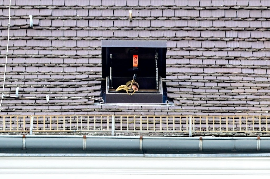 Un francotirador de la policía alemana observa, mientras el canciller alemán Olaf Scholz sostiene una reunión en la Cancillería de Berlín, el 11 de octubre de 2024. Foto Afp