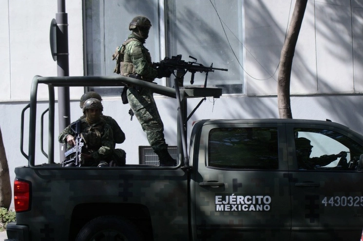 El ejército mexicano en las inmediaciones de la Fiscalía Especializada en materia de Delincuencia Organizada (FEMDO) en la CDMX. Foto Cuartoscuro / Archivo
