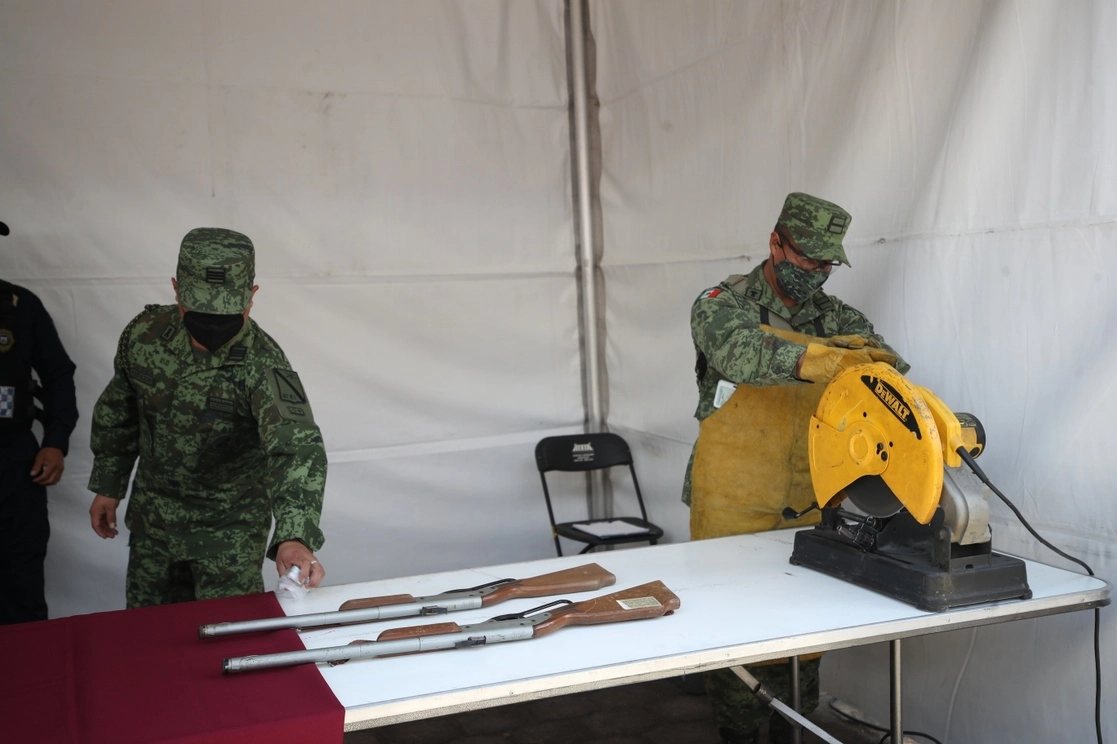 Elementos del Ejército, durante una jornada de acopio y destrucción de armas de fuego. Foto Yazmín Ortega Cortés / Archivo