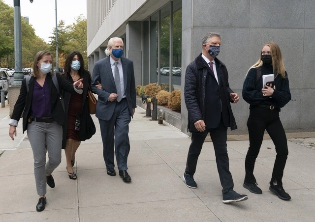 Abogados de víctimas de Keith Raniere llegan a la audiencia donde se le dictó sentencia este martes. Foto Ap