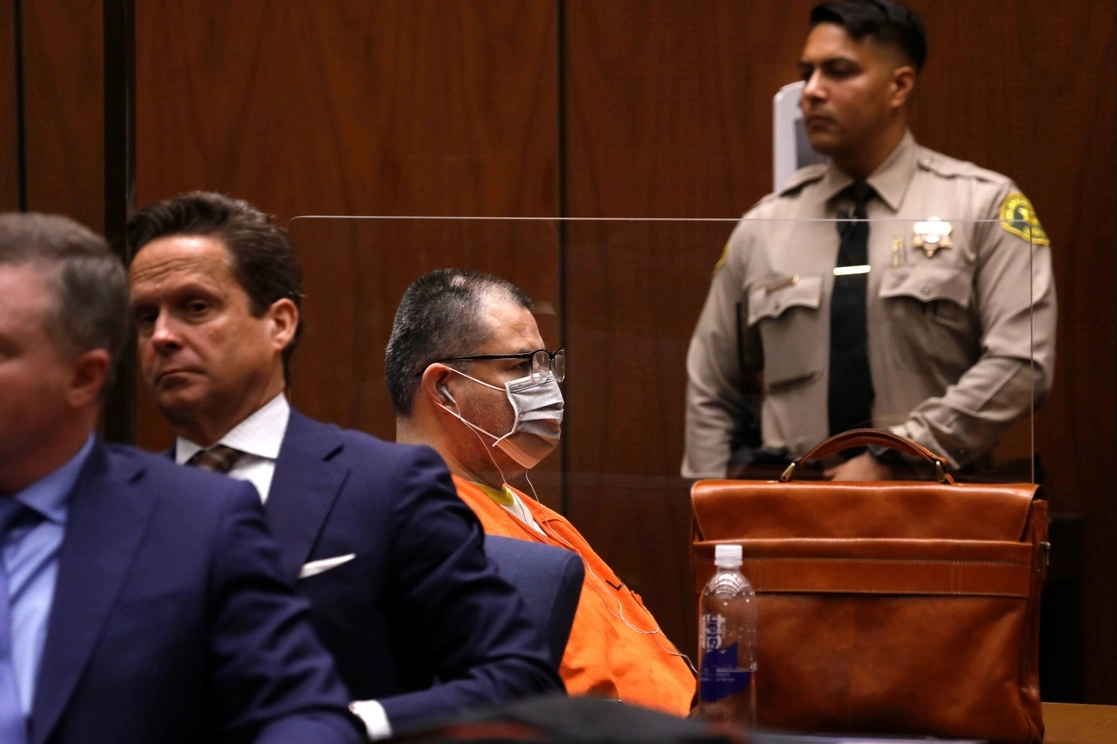Naasón Joaquín García (de anteojos), líder de la Iglesia La Luz del Mundo, en el momento en que fue emitida su sentencia, ayer, en una corte de Los Ángeles, California. Foto Ap