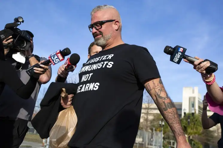 Joseph Biggs, un veterano de Irak y Afganistán, llevó a unos 200 miembros de Proud Boys al Capitolio para intentar anular por la fuerza la declaración de victoria del demócrata Joe Biden, el 6 de enero de 2021. Foto Ap