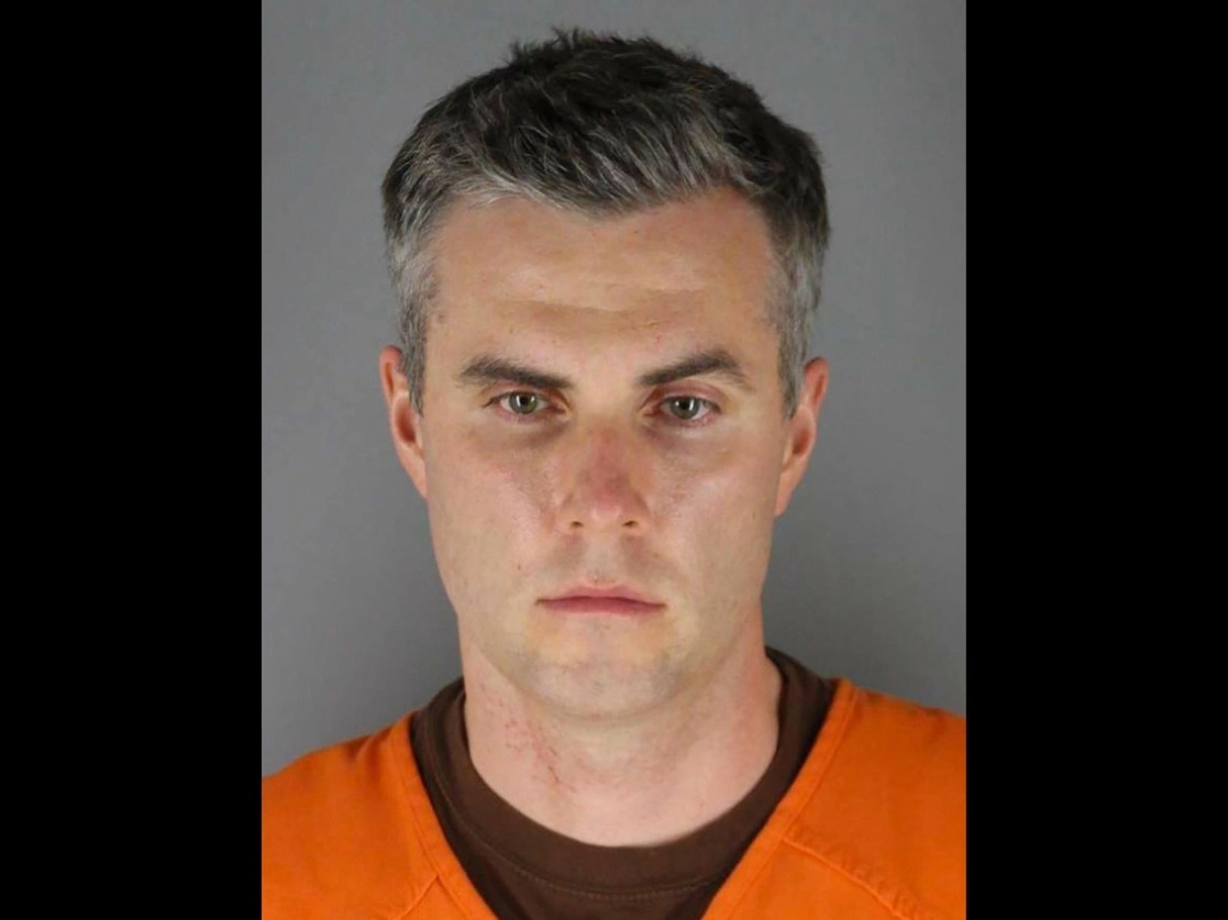 El ex policía de Minneápolis, Thomas Lane, fue condenado a dos años y medio de cárcel por su concurso en el homicidio del afroestadunidense George Floyd. Foto Ap 