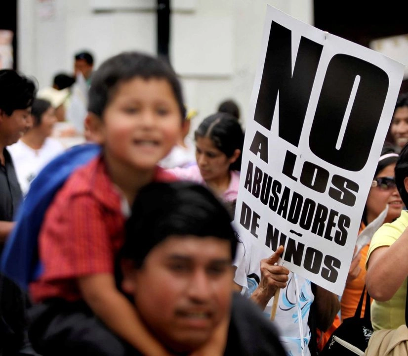 El sentenciado también deberá pagar la reparación del daño, una multa, disculparse pública y su identidad queda registrada en el Sistema de Agresores Sexuales de la Fiscalía General de Justicia de la Ciudad de México, amonestación pública y suspensión de sus derechos políticos y civiles.