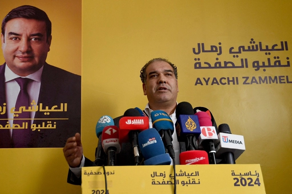 Ramzi Jebabli, director de campaña del candidato presidencial encarcelado Ayachi Zammel, declara el inicio de la campaña el 16 de septiembre de 2024 en Túnez, antes de las elecciones presidenciales. Foto Afp