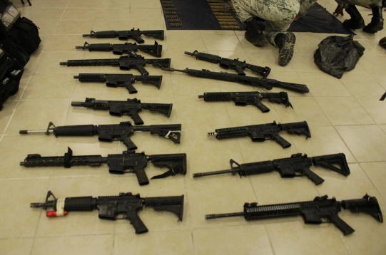 Decomiso de armas de uso exclusivo por parte de la FGR. Imagen cortesía de la Fiscalía / archivo 