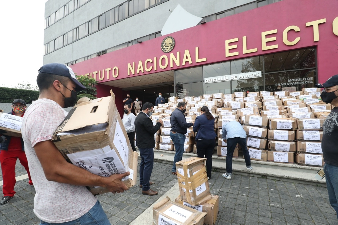 La asociación civil presidida por Gabriela Jiménez llevó ayer tres millones 27 mil 325 firmas a las oficinas del INE para respaldar la consulta de abril próximo. Foto Luis Castillo