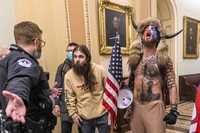 Jacob Chansley, de 34 años, fue la “imagen” del asalto del 6 de enero contra el Congreso, con su pecho desnudo y sombrero de piel con cuernos. Foto Ap / Archivo 
