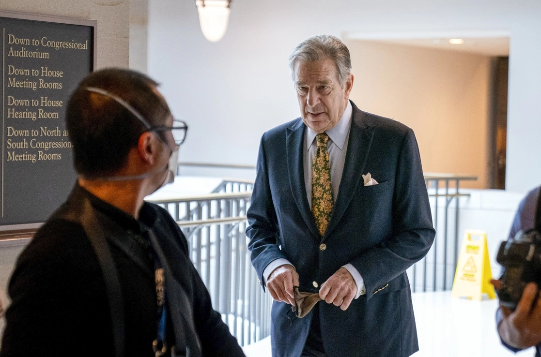 Paul Pelosi se declaró culpable ayer de cargos menores de conducir bajo la influencia del alcohol, tras un accidente vial ocurrido en mayo en la región vinícola de California. Foto Ap