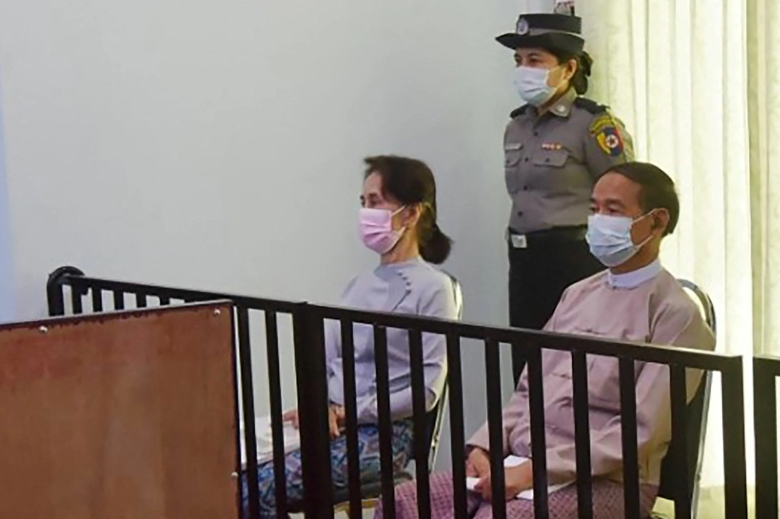 La ex líder de Myanmar, Aung San Suu Kyi, y el presidente Win Myint, en su primera aparición ante la Corte en Naypyidaw, el 24 de mayo de 2021. Foto Afp