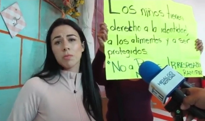 Julia Arteaga Sánchez 'La Loba', cuatro meses antes del multihomicidio en el bar Jet Set de Ixmiquilpan en el que participó, irrumpió en una conferencia de prensa del entonces candidato del PAN a la alcaldía de Ixmiquilpan Edmundo Ramírez y lo acusó de ser padre irresponsable de una niña que presuntamente procreó con ella. Foto Ricardo Montoya