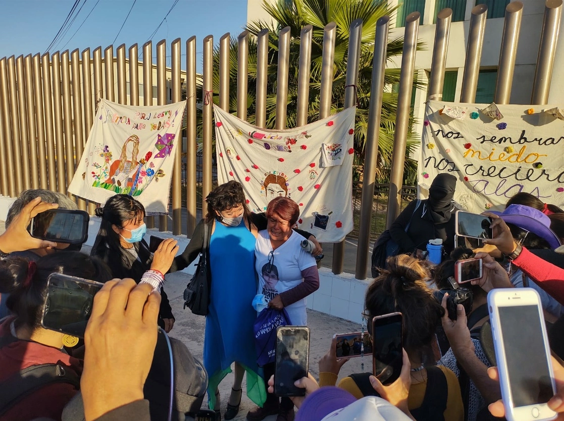 Doña Lidia Florencio Guerrero no pudo contener el llanto al salir de los juzgados donde fue sentenciado el feminicida de su hija Diana Velázquez Florencio. Foto René Ramón