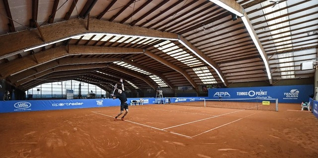 El tenista Jan Choinski realiza una exhibición de tenis en línea desde un pequeño pueblo de Alemania. Foto Ap