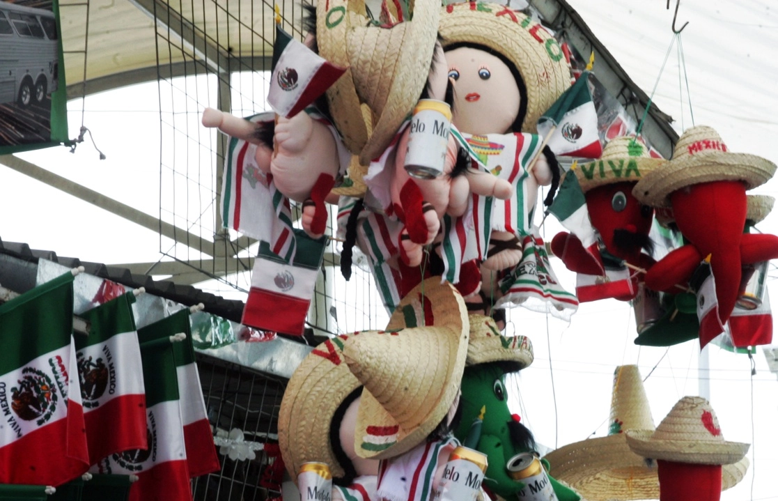 Venta de accesorios y recuerdos para festejar las Fiestas Patrias en la Ciudad de México. Roberto Garcia Rivas / La Jornada