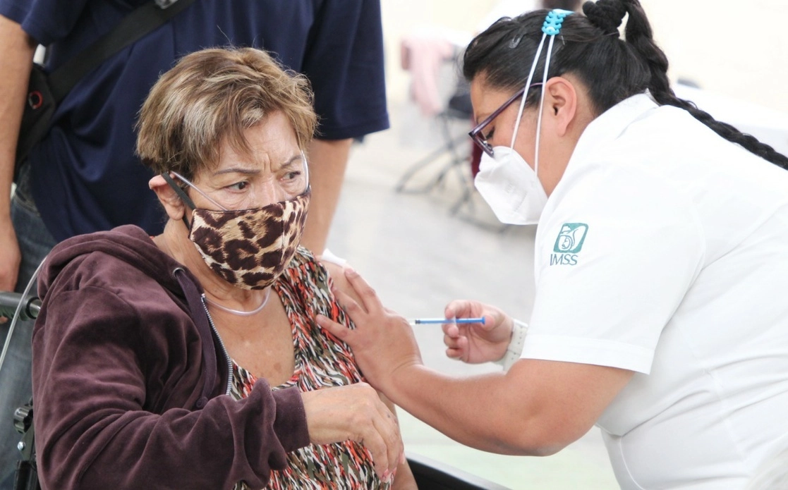 Enfermera del IMSS vacuna a una adulta mayor en Ecatepec, Estado de México. Foto La Jornada / Archivo