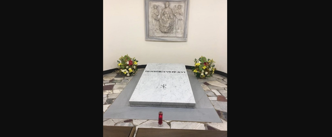 Tumba de Benedicto XVI en las grutas vaticanas. Foto Europa Press