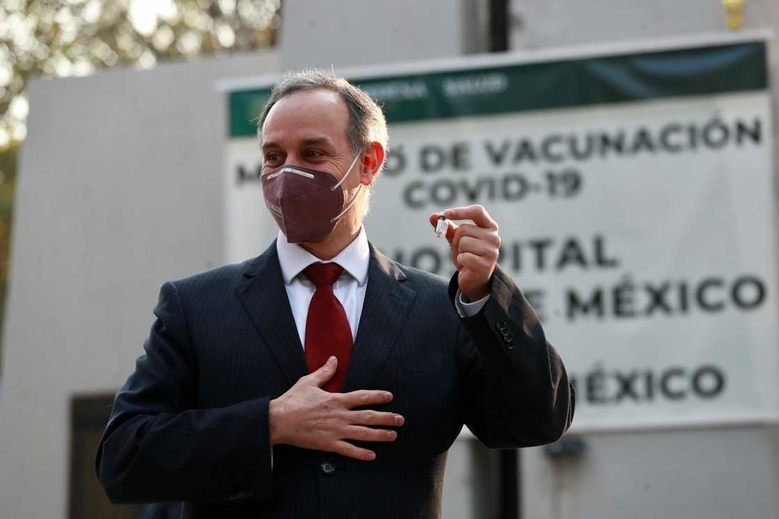 El subsecretario de Salud, Hugo López-Gatell, durante la aplicación de la primer vacuna contra el Covid-19, el pasado 24 de diciembre de 2020. Foto Luis Castillo
