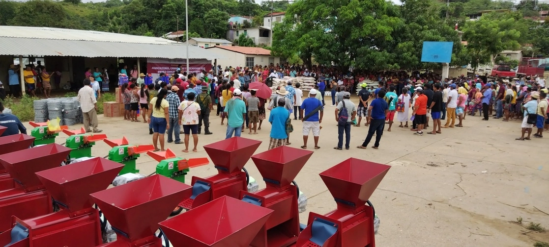 Entrega de apoyos a integrantes del Consejo de Ejidos y Comunidades Opositores a la Presa La Parota. Foto Héctor Briseño