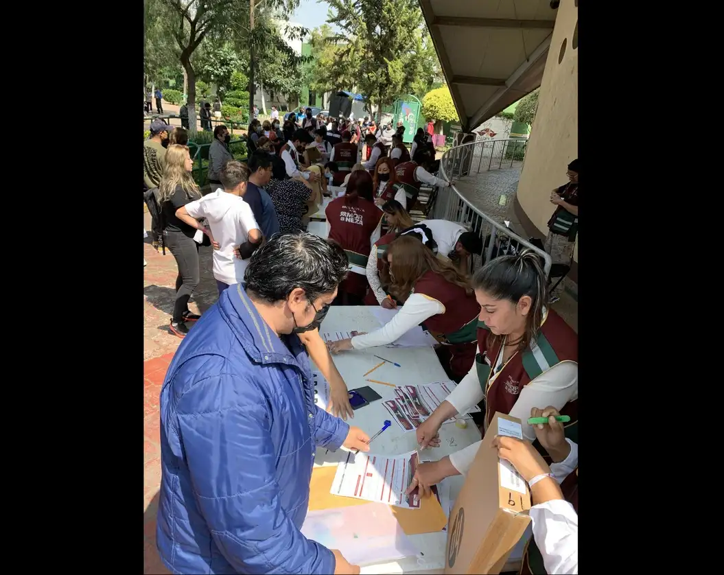 Entrega de ‘laptops’ a aspirantes de Nezahualcóyotl, Edomex, que lograron un alto puntaje en el examen de Comipems. Foto René Ramón 