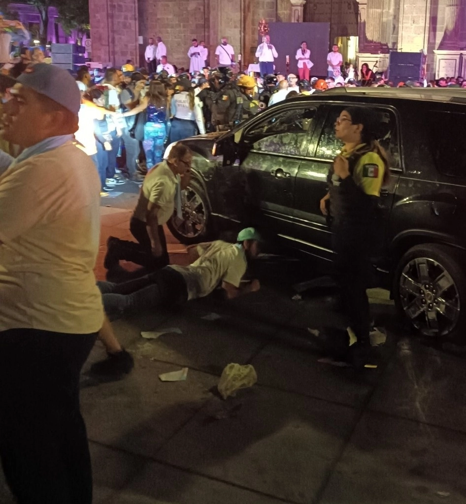 Al parecer el sujeto venía de la zona del mercado Corona, a unas tres cuadras de la catedral, donde habría robado la camioneta e impactó a tres vehículos al intentar huir. Foto @astridpamm 