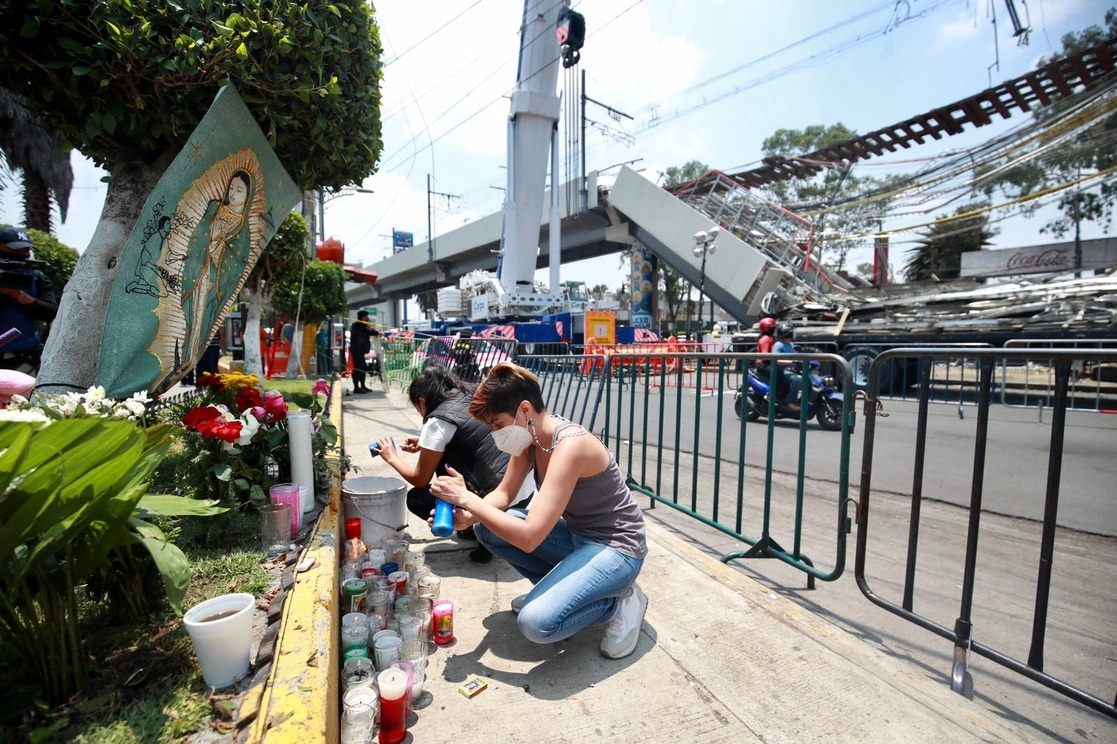 Vecinos de Tláhuac reubicaron afuera de la estación Olivos el altar en memoria de las víctimas del colapso de la estructura del Metro de la Línea 12, en la Ciudad de México. Foto Luis Castillo