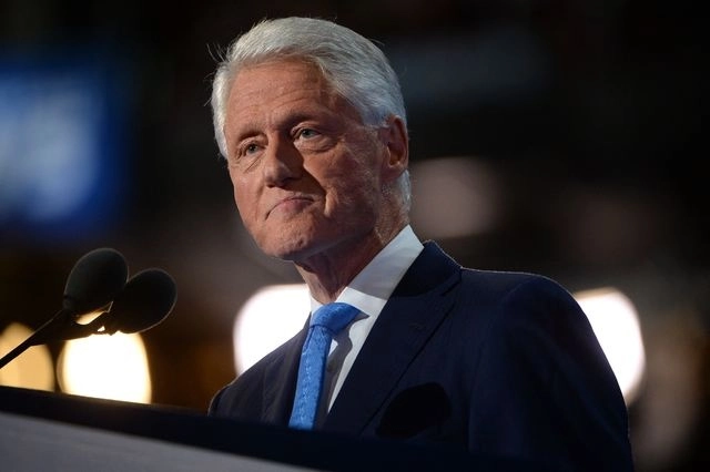 El ex presidente estadunidense Bill Clinton, de 75 años, abandonó el domingo por la mañana el hospital de California, tras cinco días ingresado. Foto Afp 