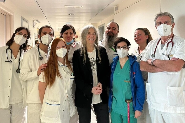 La cantante estadunidense Patti Smith a su salida del Hospital Maggiore de Bolonia, tras haber estado en observación debido a un repentino malestar. Foto cortesía Hospital Maggiore.