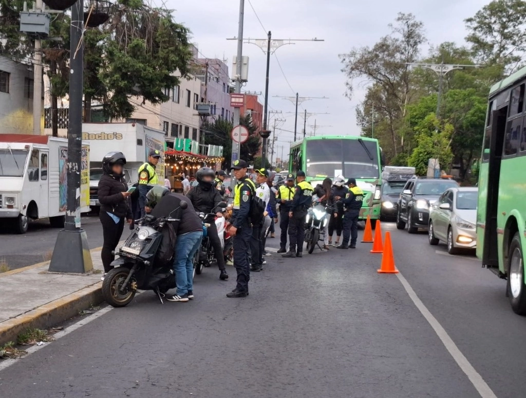 Tras ingresar al nosocomio con un diagnóstico reservado, debido a que las heridas que ponían en peligro su vida, el oficial fue sometido a tratamientos especializados y cirugías para sacarlo de riesgo, y logró se le diera de alta. Foto tomada de X @SSC_CDMX / Archivo 