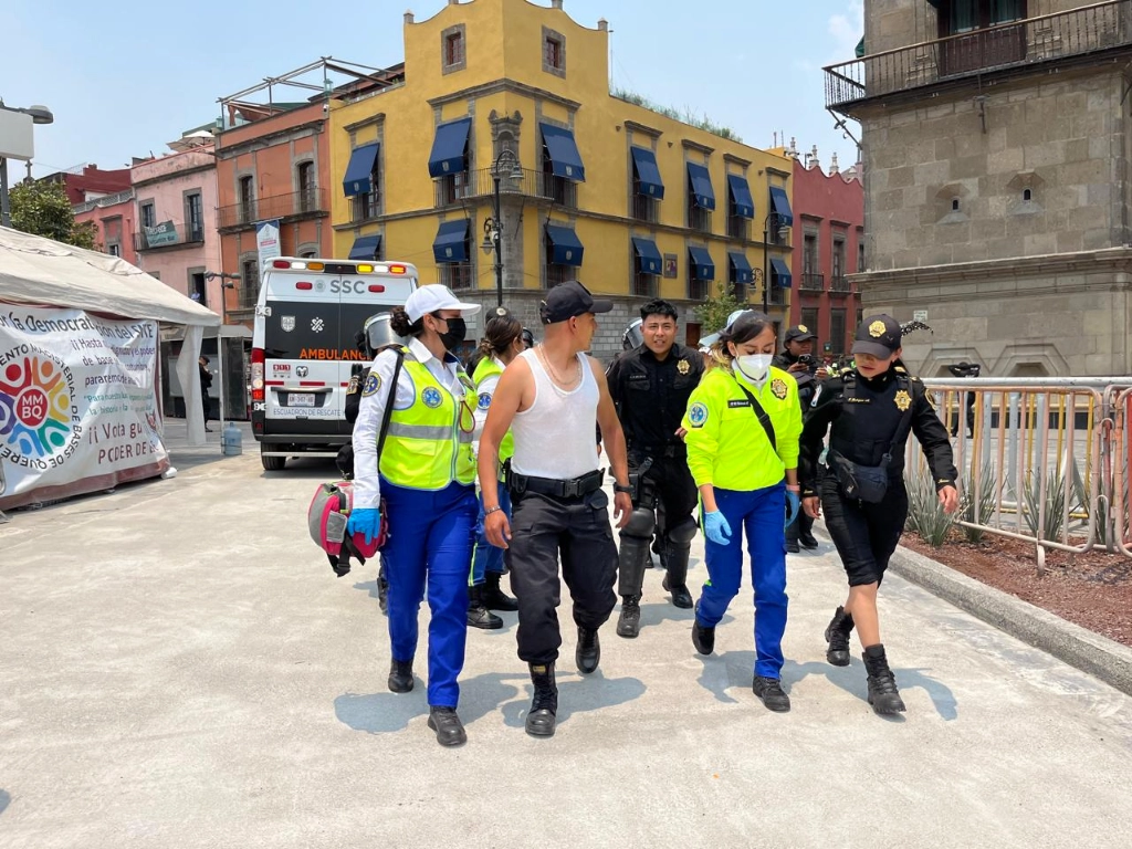 Más de treinta policías de diferentes agrupaciones resultaron heridos luego de que un grupo de personas detonó cohetones sobre Palacio Nacional, en la Ciudad de México, el 13 de mayo de 2024. Foto Alfredo Domínguez


