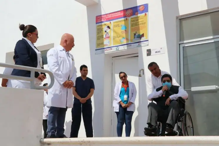 Marcelino “N” sale del hospital tras recuperarse del coronavirus. Foto La Jornada
