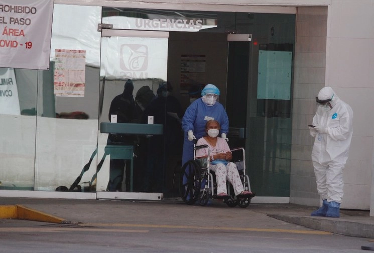 Una paciente dada de alta en un hospital del IMSS en la CDMX. Foto Cristina Rodríguez/ archivo