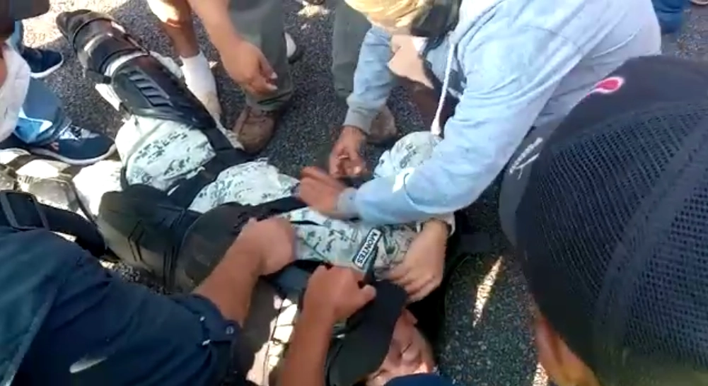 La Guardia Nacional dio a conocer que ya fueron dados de alta los cinco elementos que resultaron lesionados ayer al intentar detener el avance de la caravana migrante en Pijijiapan, Chiapas. Captura de imagen de video difundido en Twitter