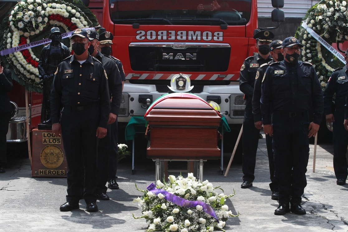 Familiares, compañeros y amigos participaron en el sepelio de Raúl Esquivel Carbajal, quien durante 13 años dirigió al Heroico Cuerpo de Bomberos. Foto Alfredo Domínguez