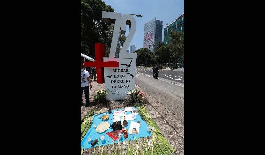 Antimonumento instalado frente a la embajada de Estados Unidos en la Ciudad de México, en memoria los 72 migrantes centroamericanos masacrados en 2010, en Tamaulipas. Foto María Luisa Severiano / Archivo 