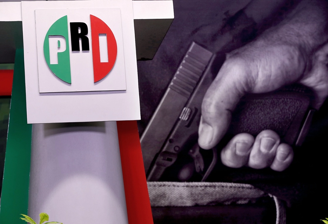Imagen mostrada el martes en la conferencia del dirigente nacional del PRI, Alejandro Moreno, donde anunció que presentará una iniciativa de reforma a la Ley de Armas para que la población pueda defenderse de la delincuencia. Foto José Antonio López 




