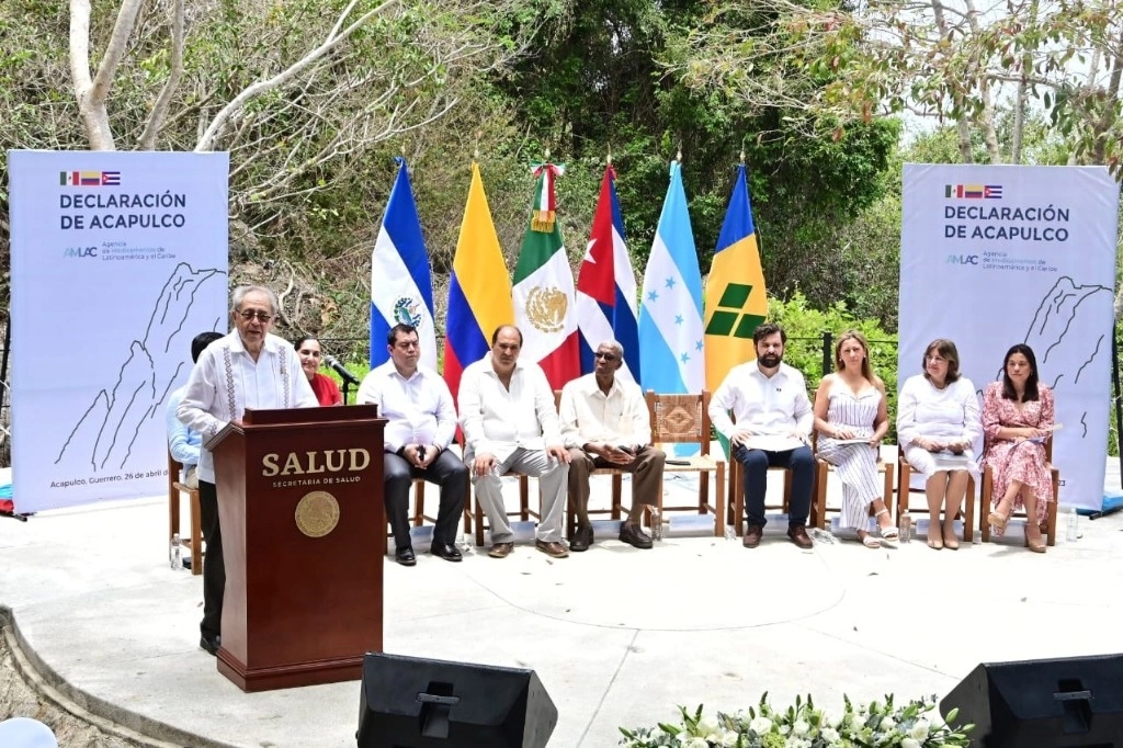 Para empezar a revertir esa situación donde "se juega nuestra soberanía real", y lograr que las agencias reguladoras se conviertan en el instrumento que favorezca la cadena de suministro de medicinas en la región, el titular de la Cofepris y sus homólogas de Cuba y Colombia firmaron la Declaración de Acapulco. Imagen tomada de @SSalud_mx