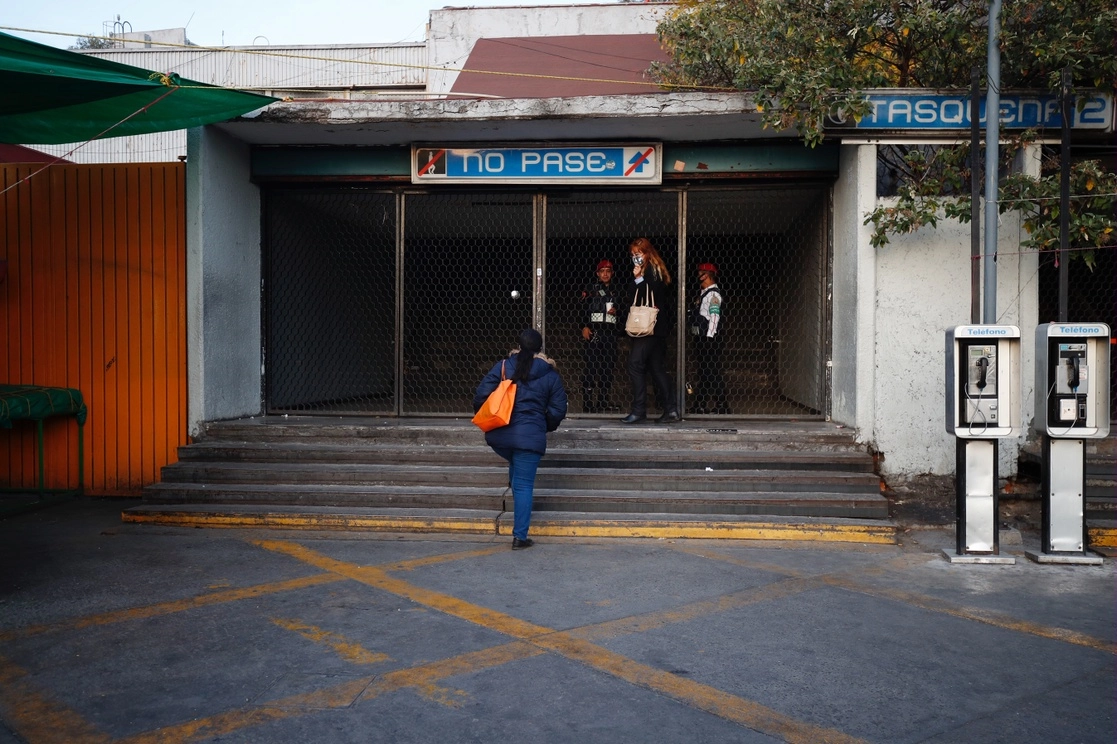 Algunos accesos a la estación del Metro Taxqueña fueron remodelados. Foto Cristina Rodríguez / Archivo