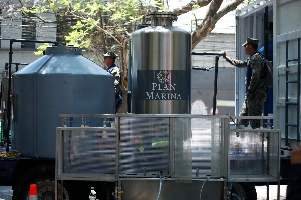 Elementos de Marina instalaron una planta potabilizadora para surtir agua a los vecinos en el parque Alfonso Esparza Otero de la colonia Nápoles para continuar con la ayuda a los afectados por la contaminanción de agua en la alcaldía Benito Juárez. Foto Cristina Rodríguez 